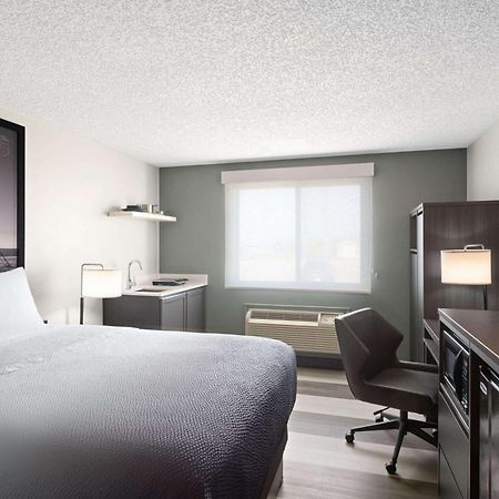 Super 8 By Wyndham Conrad Hotel Bagian luar foto