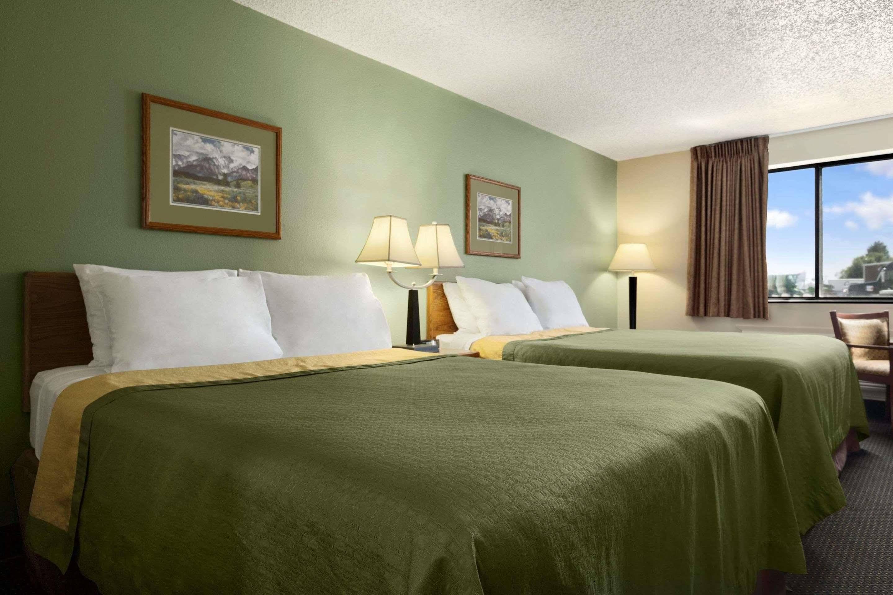 Super 8 By Wyndham Conrad Hotel Bagian luar foto