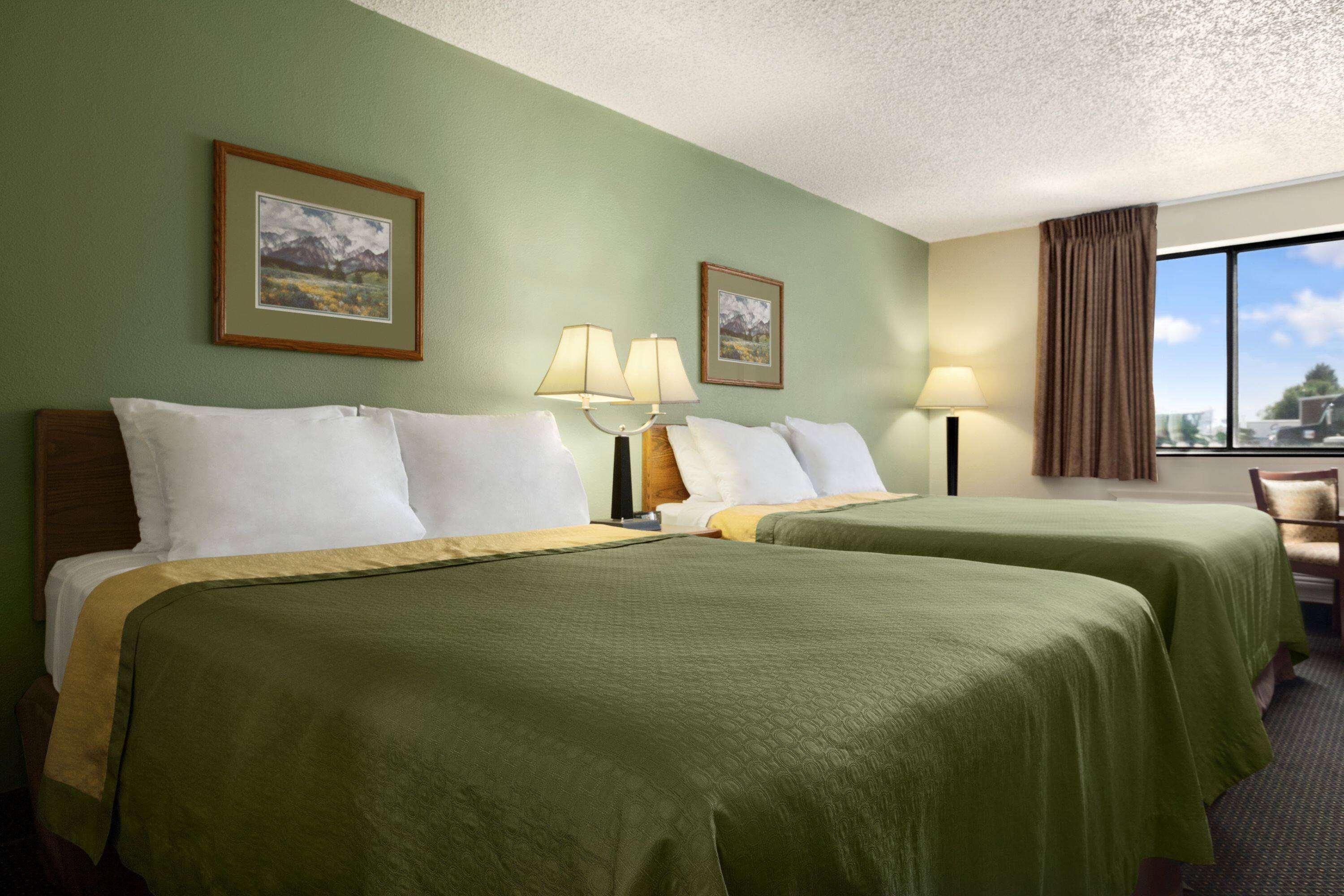 Super 8 By Wyndham Conrad Hotel Bagian luar foto