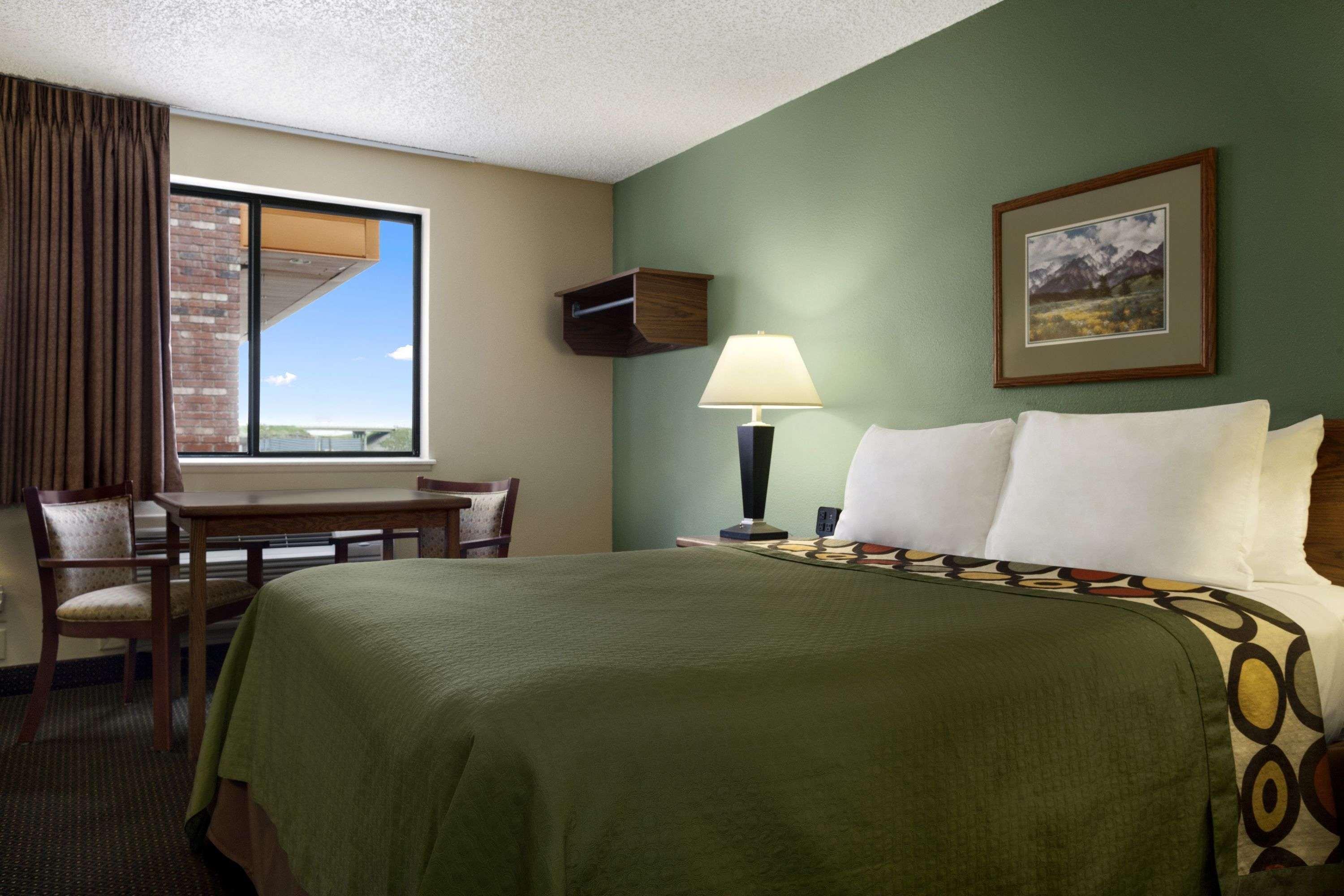 Super 8 By Wyndham Conrad Hotel Bagian luar foto