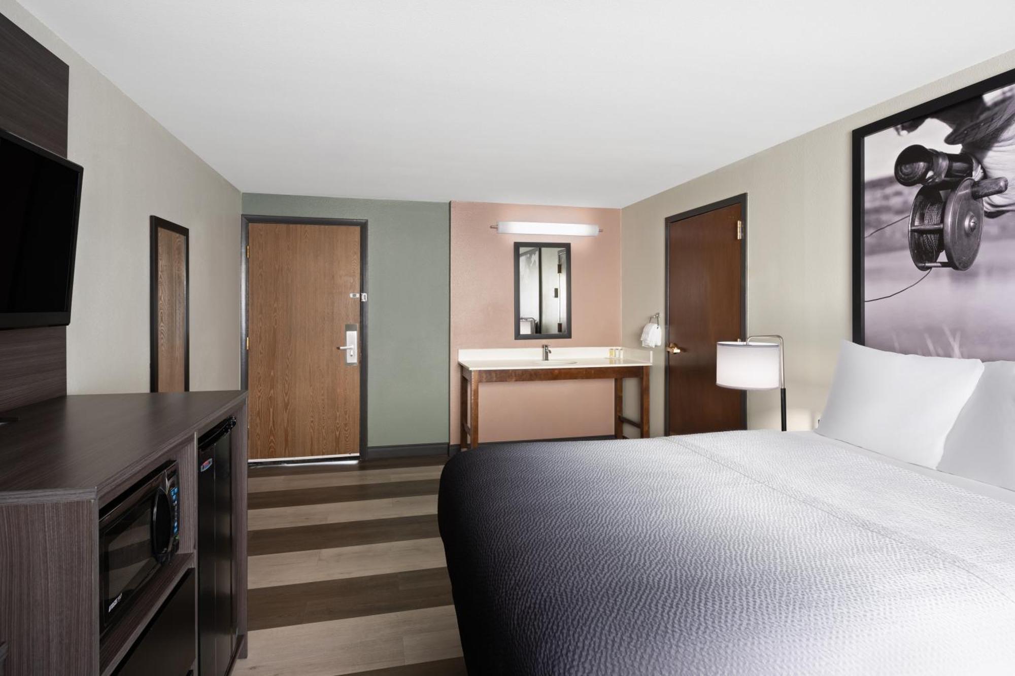 Super 8 By Wyndham Conrad Hotel Bagian luar foto