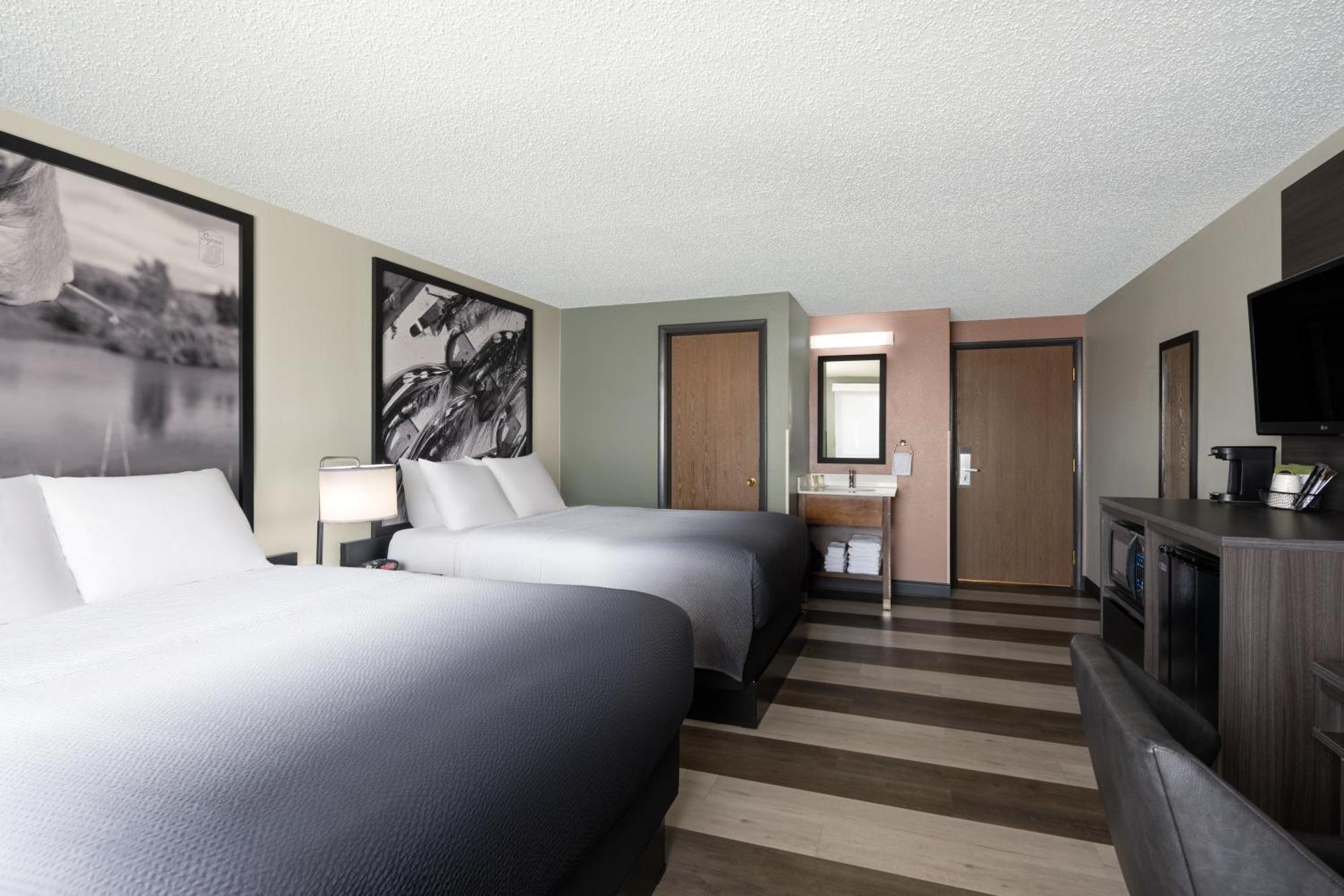 Super 8 By Wyndham Conrad Hotel Bagian luar foto