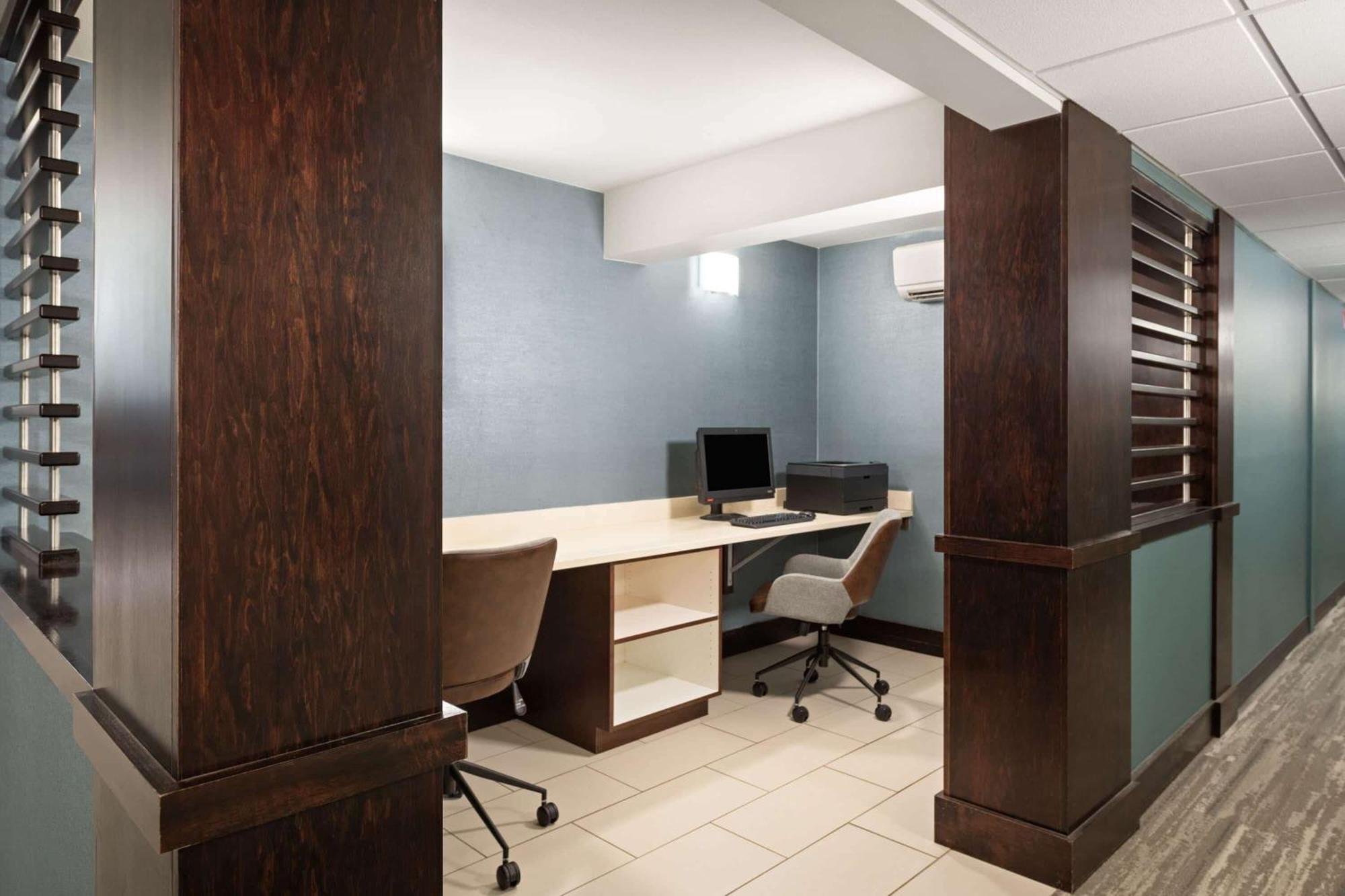 Super 8 By Wyndham Conrad Hotel Bagian luar foto