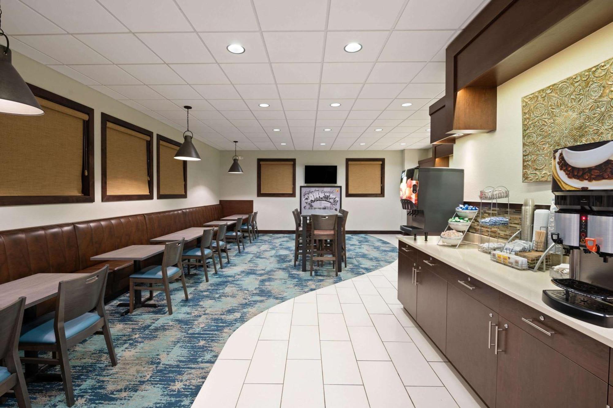Super 8 By Wyndham Conrad Hotel Bagian luar foto