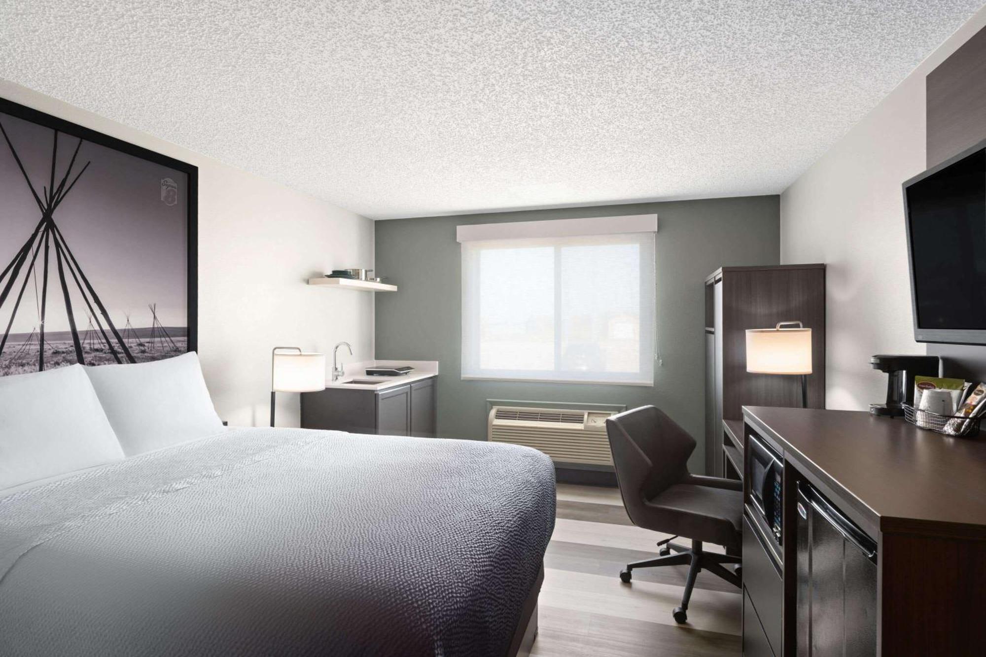 Super 8 By Wyndham Conrad Hotel Bagian luar foto