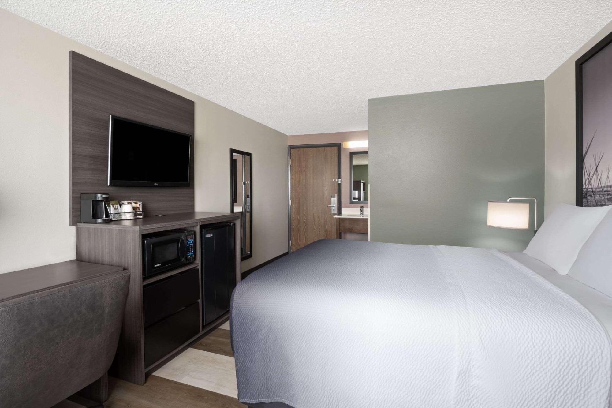 Super 8 By Wyndham Conrad Hotel Bagian luar foto