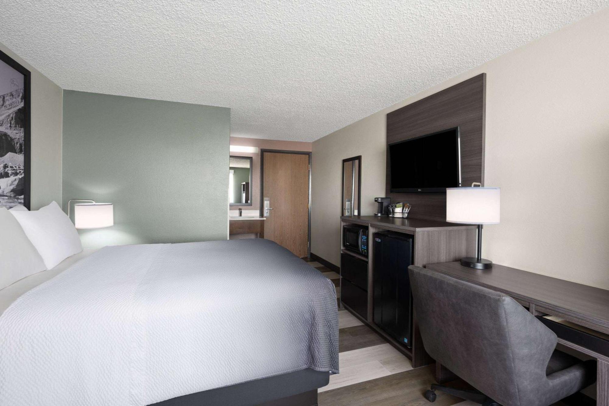 Super 8 By Wyndham Conrad Hotel Bagian luar foto