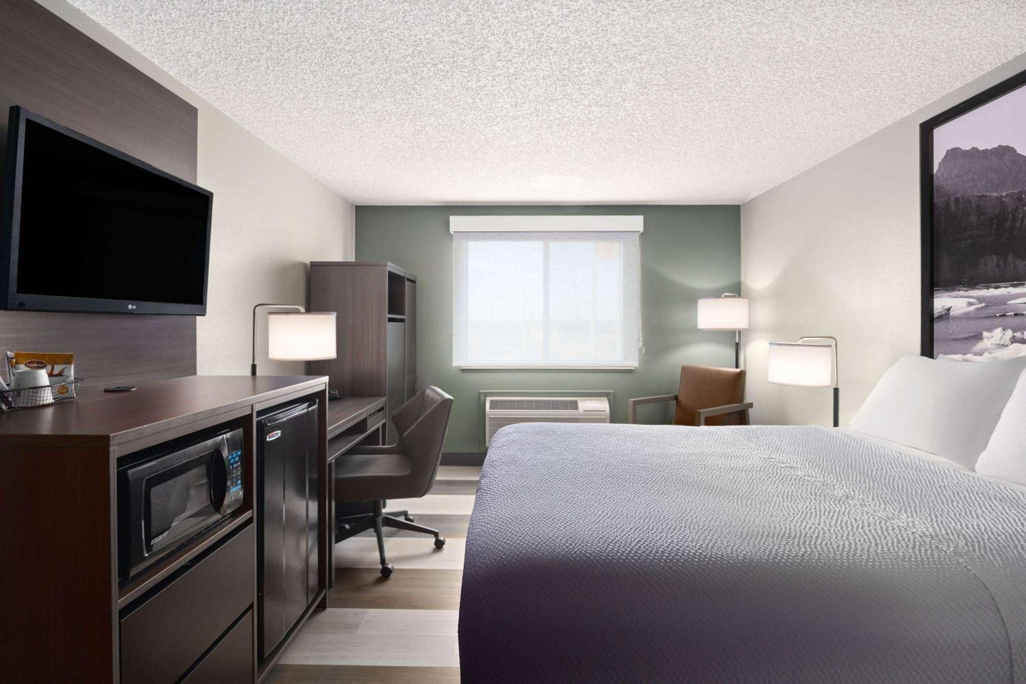 Super 8 By Wyndham Conrad Hotel Bagian luar foto