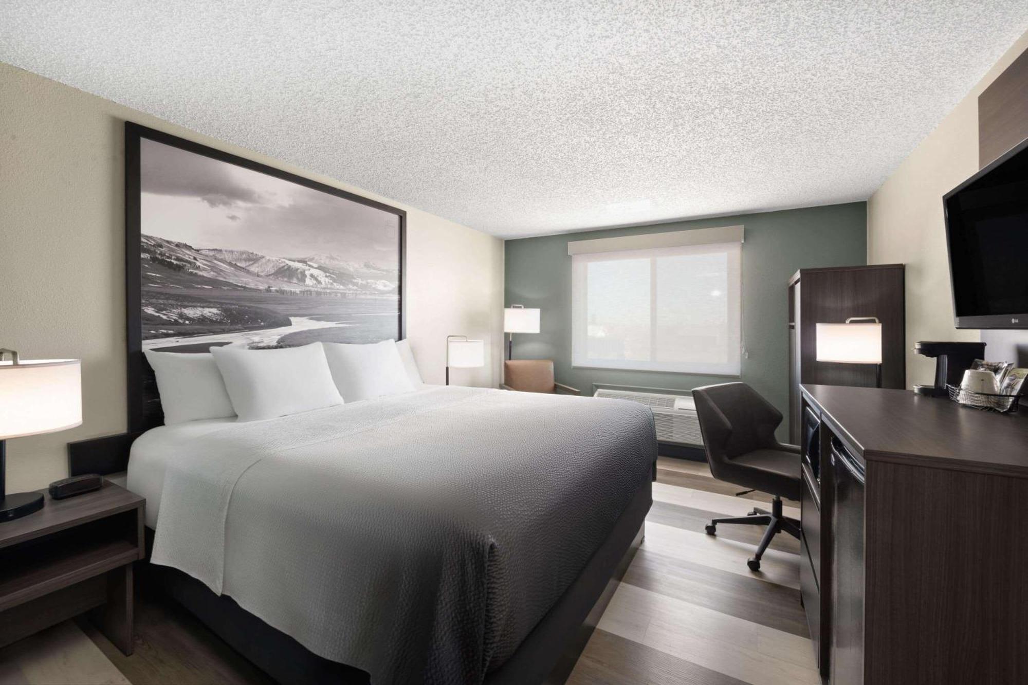 Super 8 By Wyndham Conrad Hotel Bagian luar foto