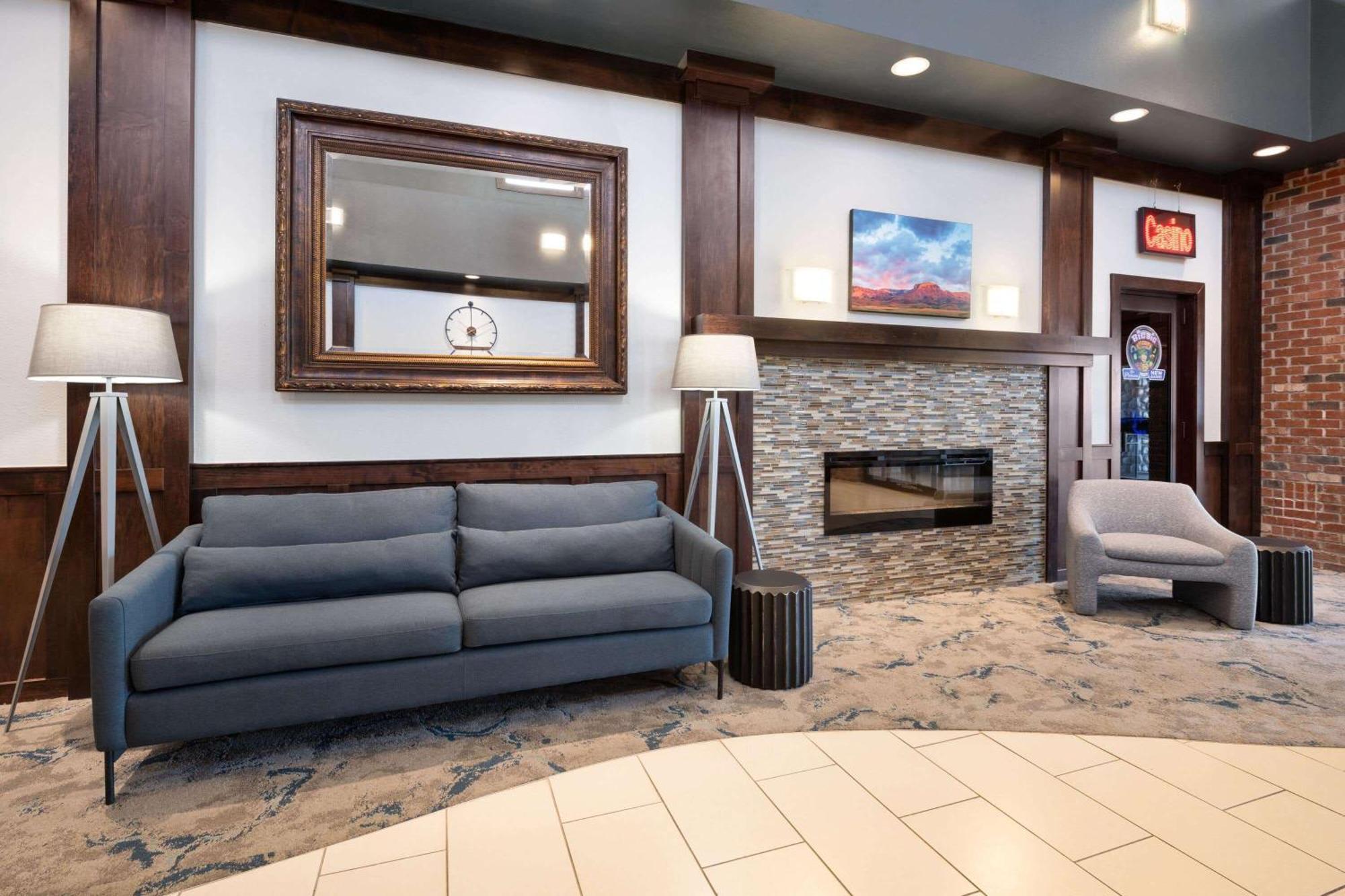 Super 8 By Wyndham Conrad Hotel Bagian luar foto