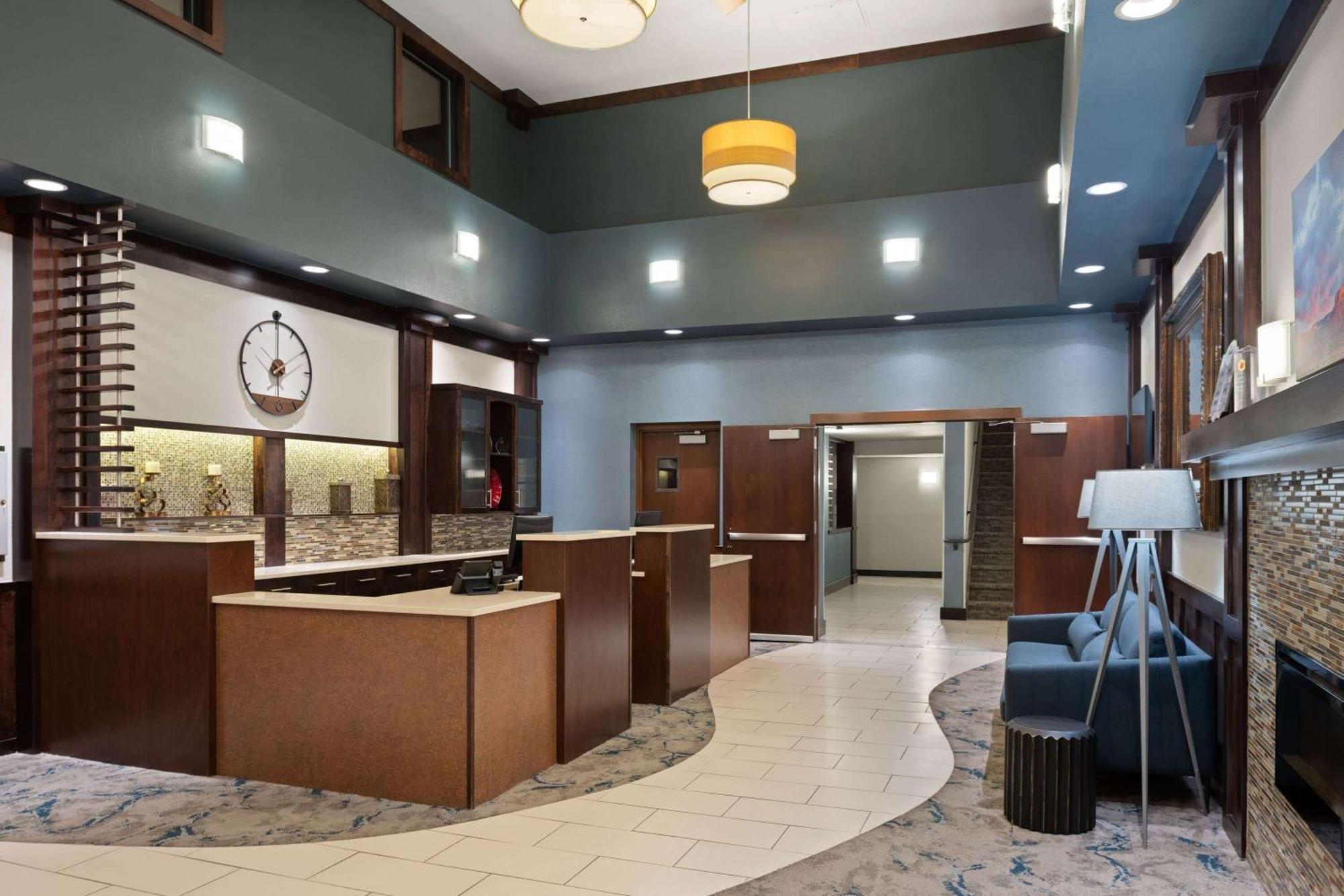 Super 8 By Wyndham Conrad Hotel Bagian luar foto