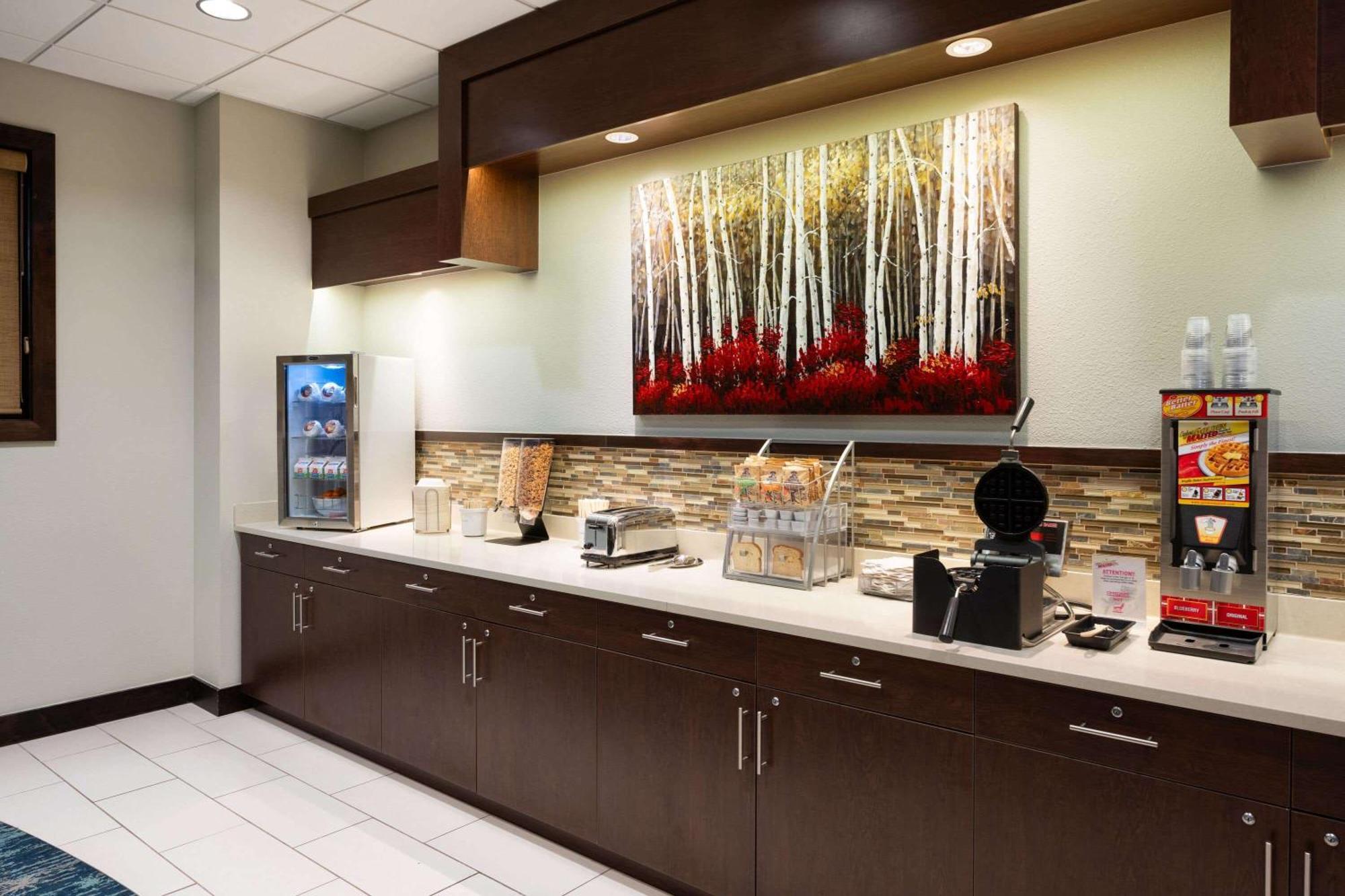 Super 8 By Wyndham Conrad Hotel Bagian luar foto